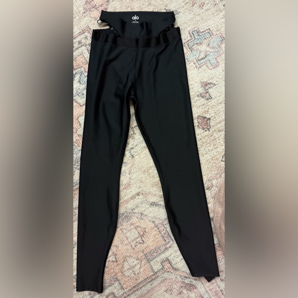 V-shaped, Black Alo Yoga Leggings